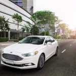 Ford Fusion branco de frente em movimento em uma rua de São Paulo