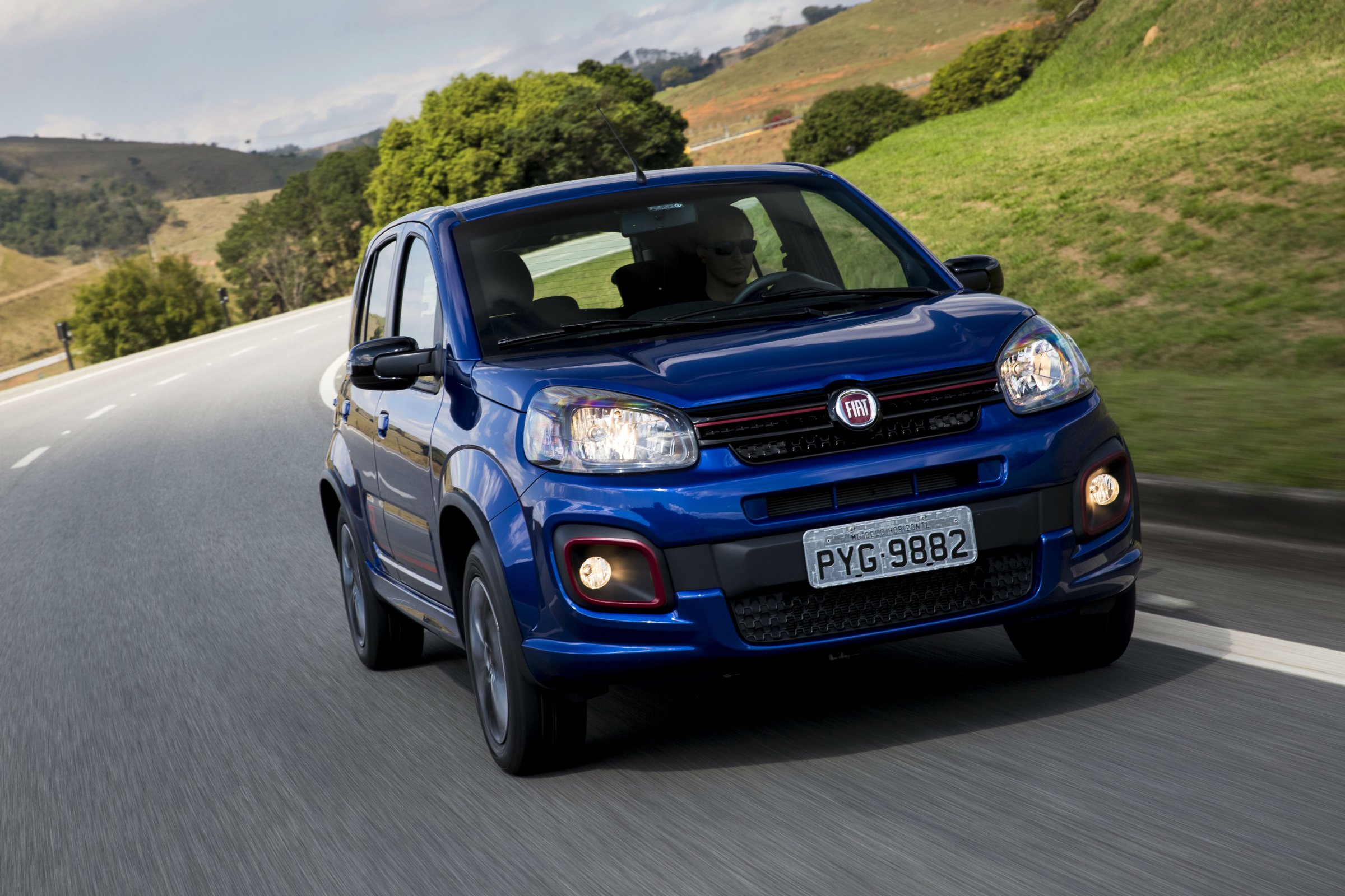 Fiat Uno azul na estrada