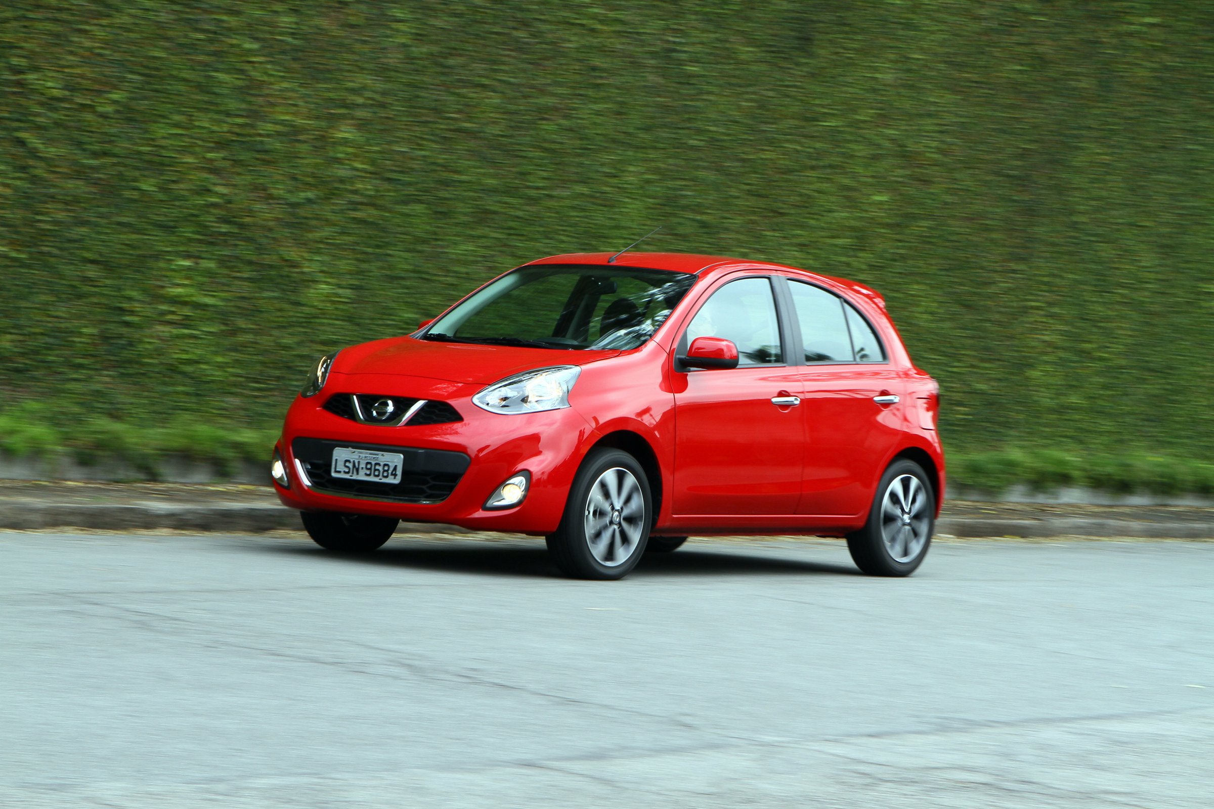 Comparativo Toyota Etios x Nissan March