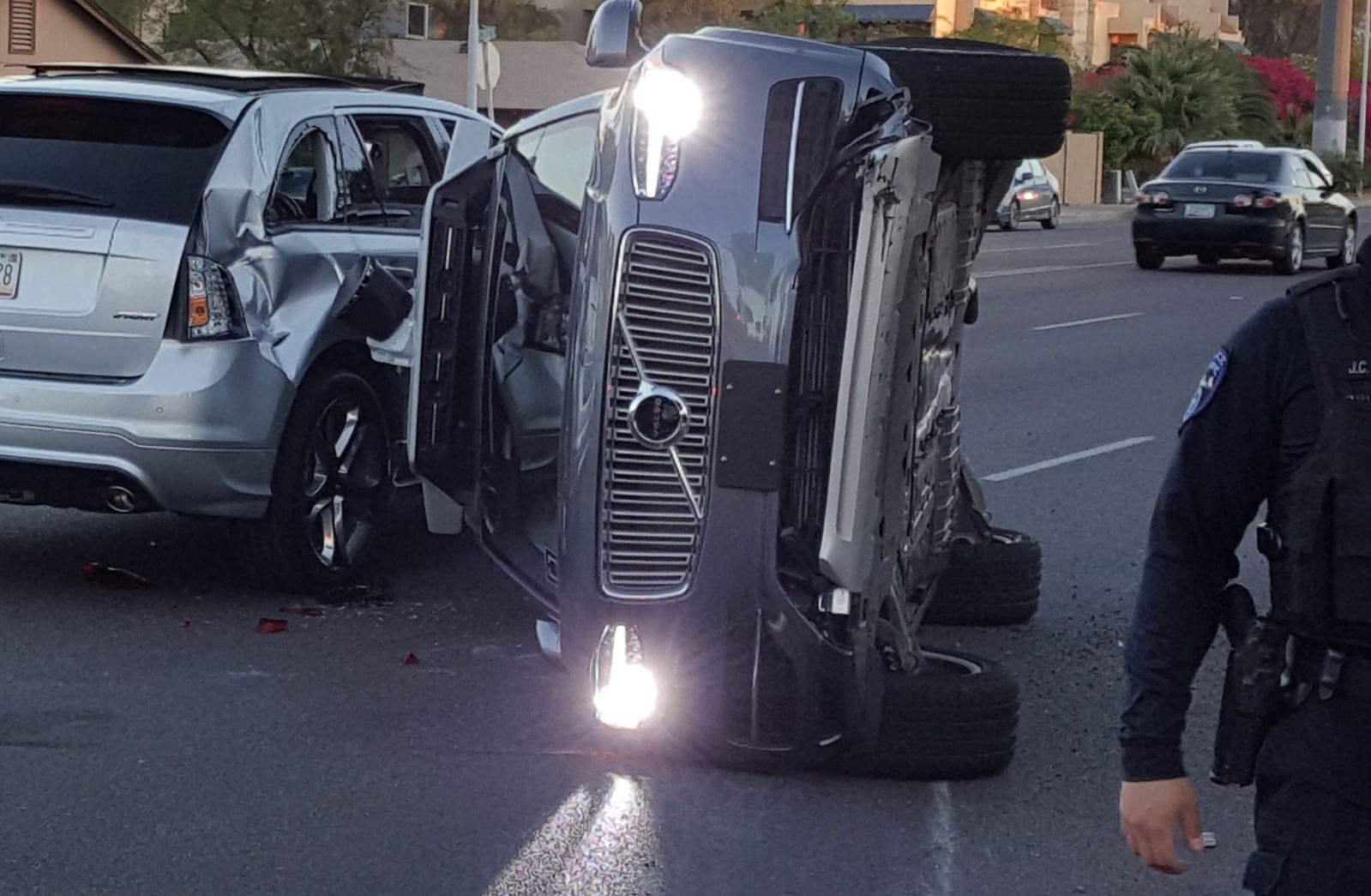 XC90 da Uber tomba após colisão