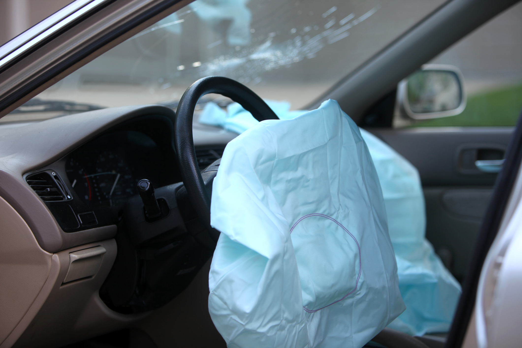 Foto mostra airbag já vazio depois de ser disparado de volante de carro