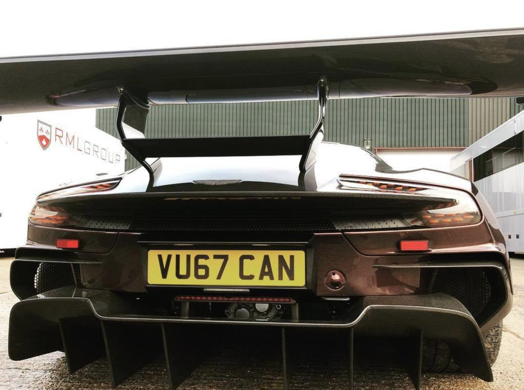 Aston Martin Vulcan modificado street legal RML Group