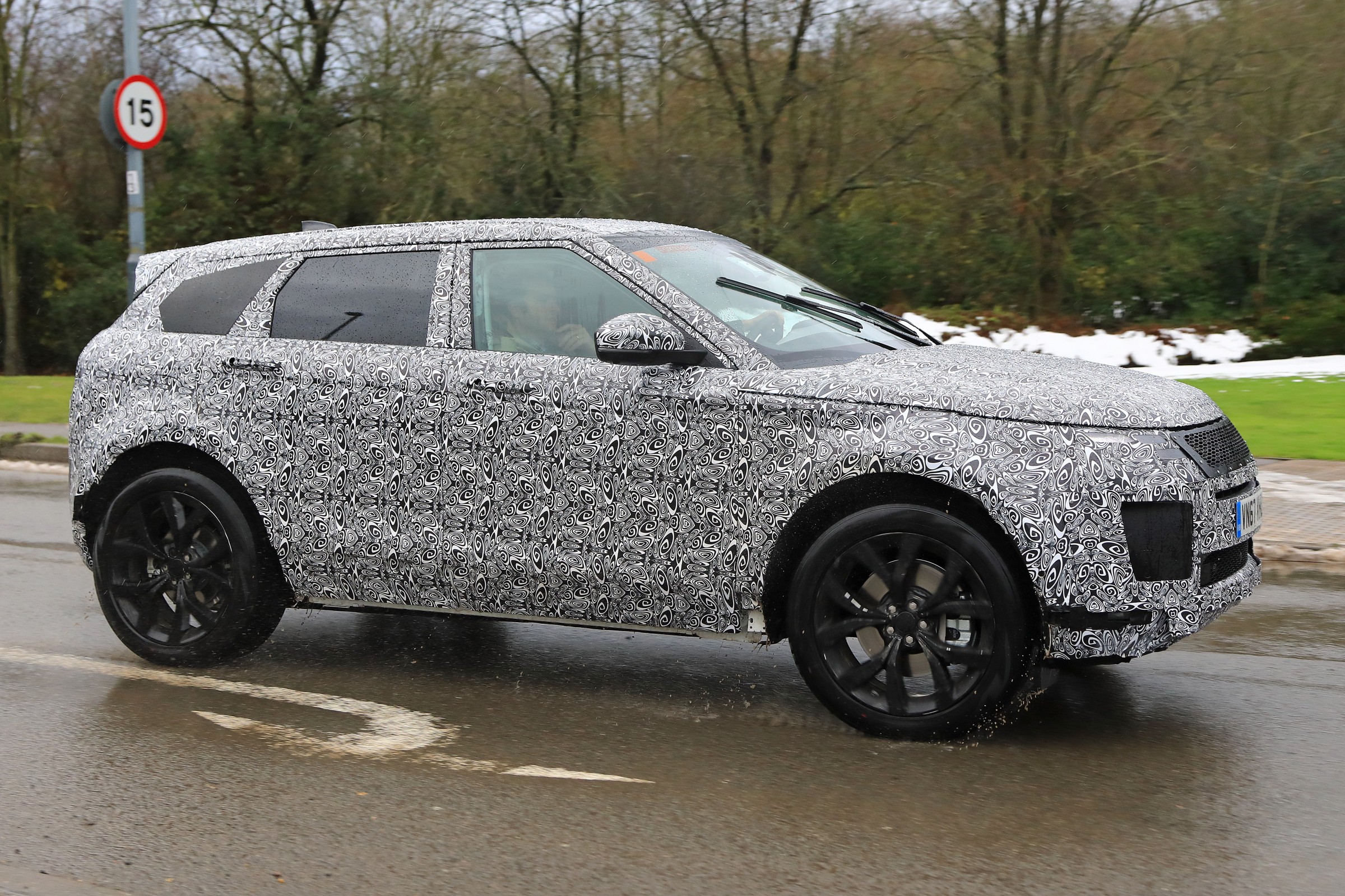 Range Rover Evoque segunda geração protótipo em testes camuflado