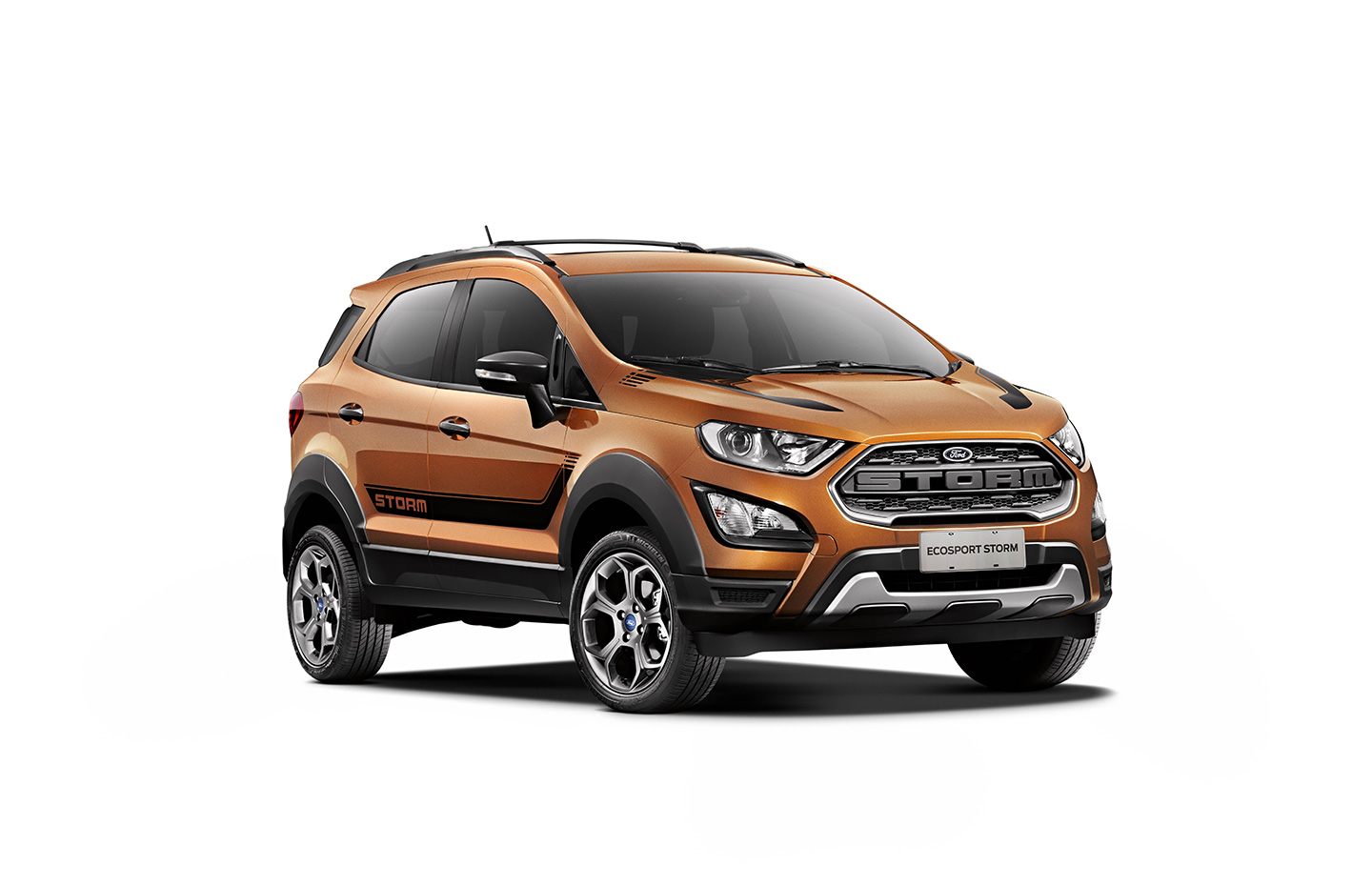 Ford EcoSport Storm na cor cobre em foto de estúdio com fundo branco