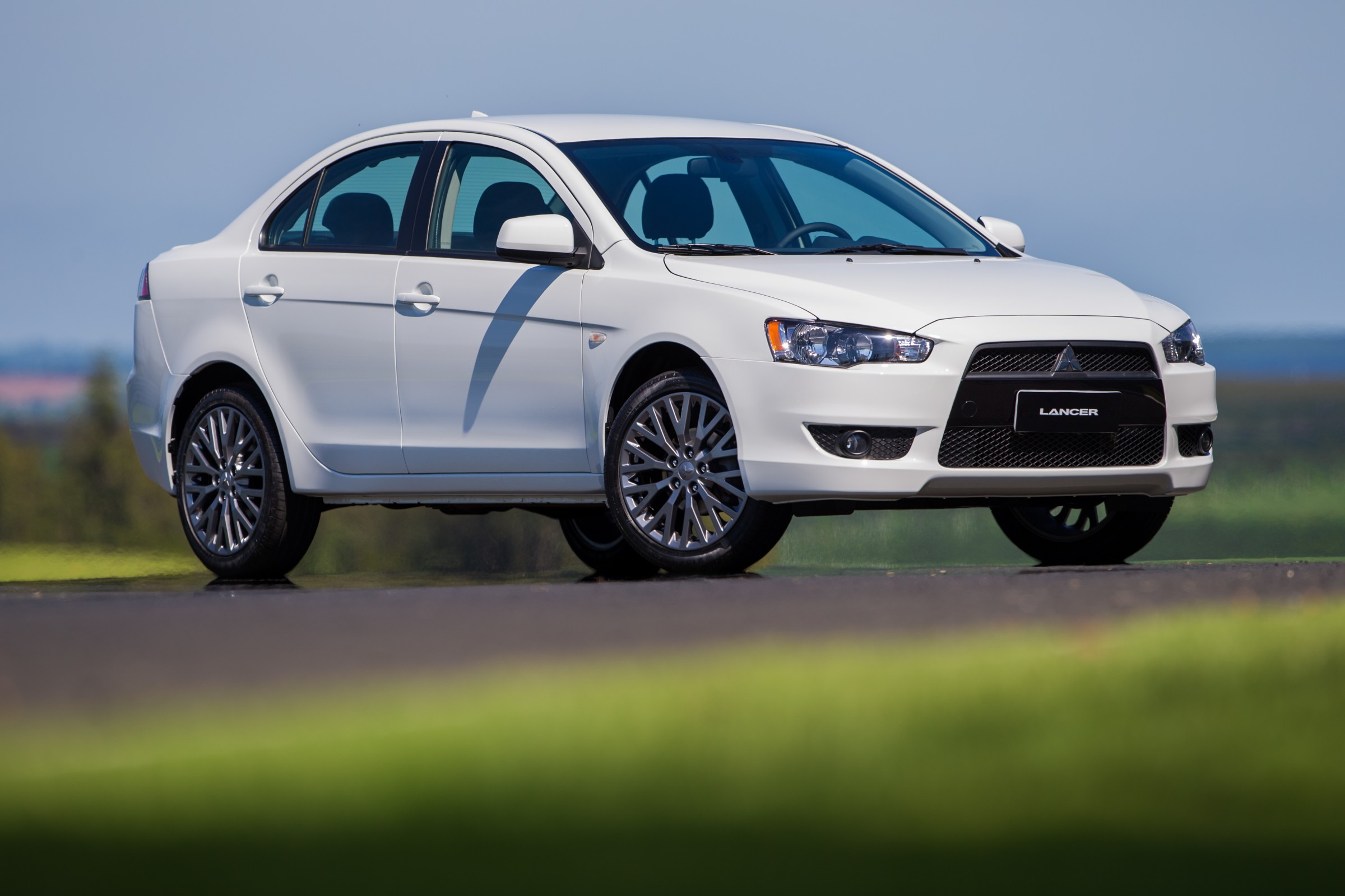 Mitsubishi Lancer branco de frente com sua grade trapezoidal que lembra a máscara do Darth Vader