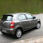 Comparativo Toyota Etios x Nissan March
