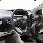 Comparativo Toyota Etios x Nissan March
