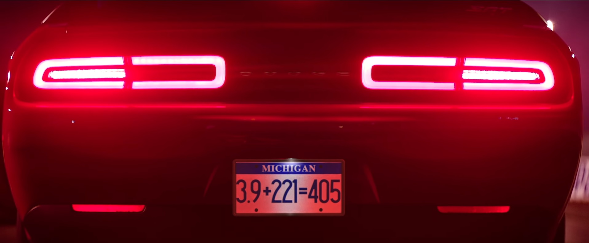 Traseira do Challenger SRT Demon