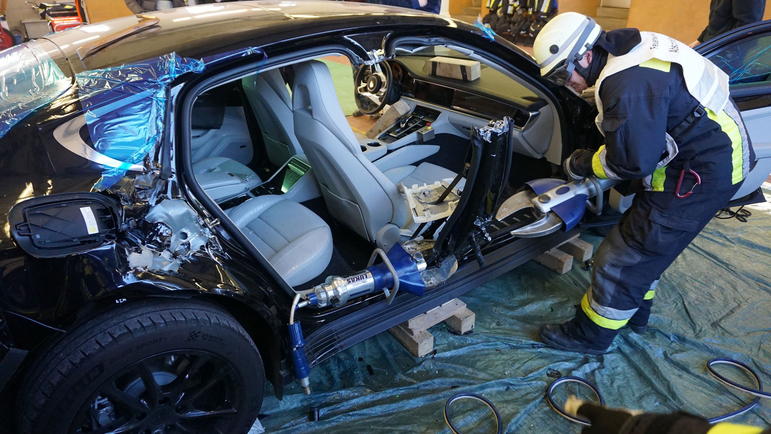Panamera cortado em treinamento de bombeiros