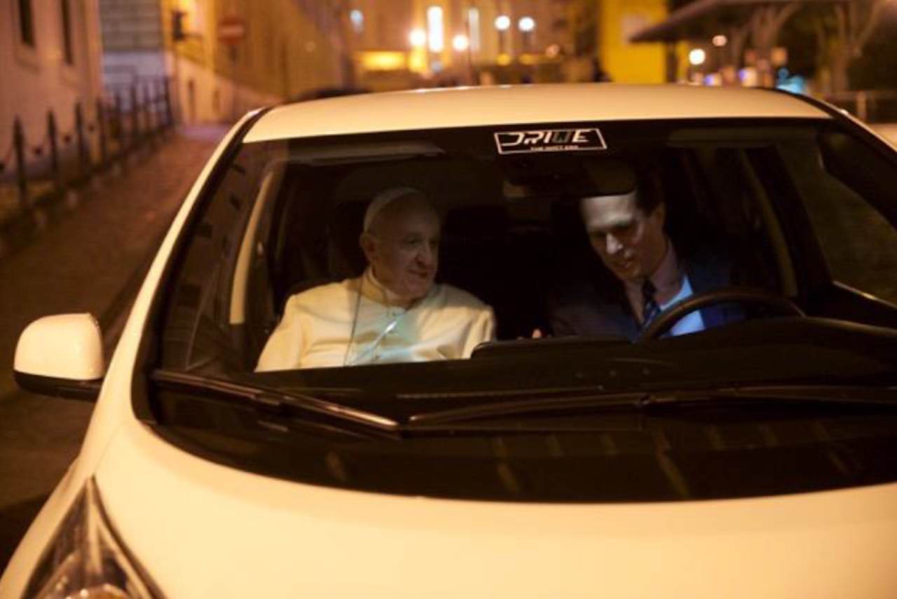 Papa Francisco anda de Nissan Leaf