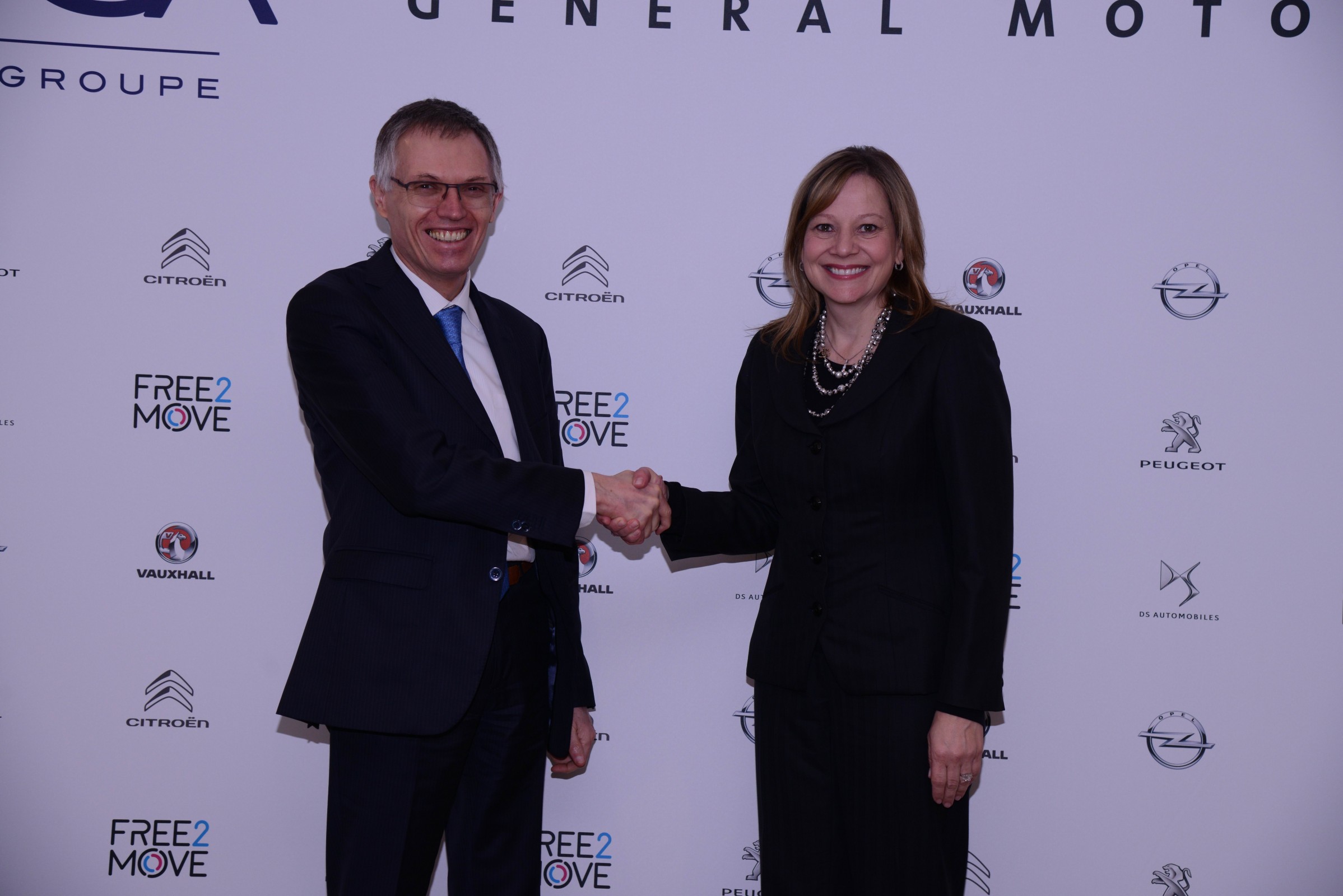 CEO da PSA, Carlos Tavares, e a CEO da GM, Marry Barra