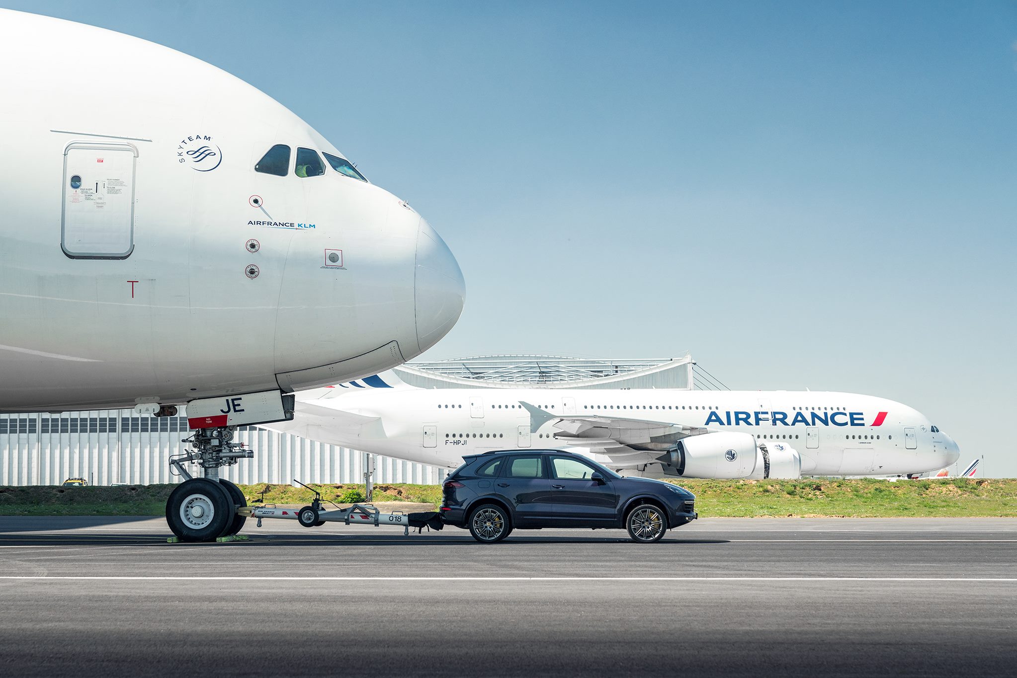 SUV da Porsche reboca maior avião do mundo