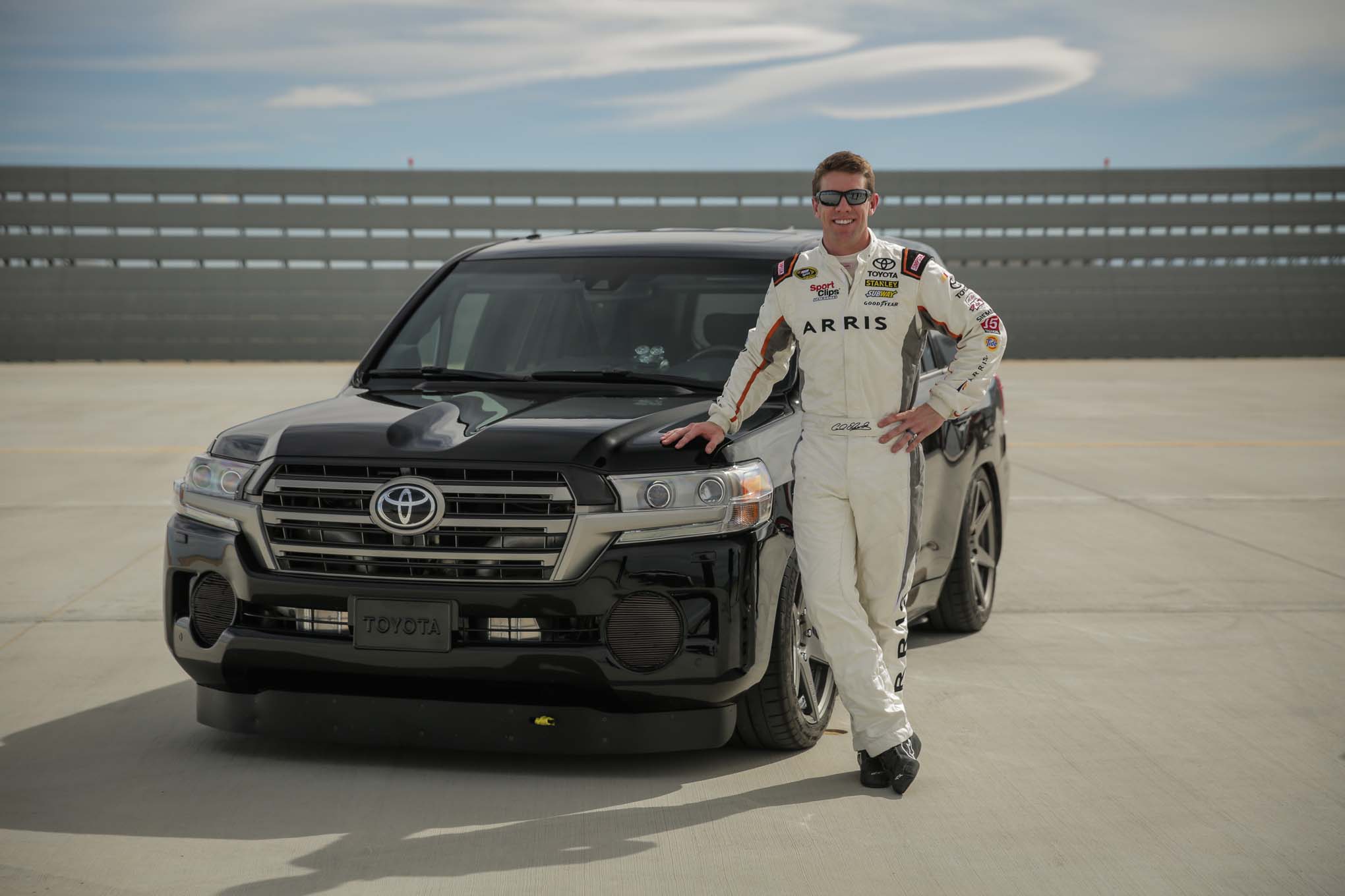 toyota-landspeed-cruiser-nascar-driver-carl-edwards-02.jpg