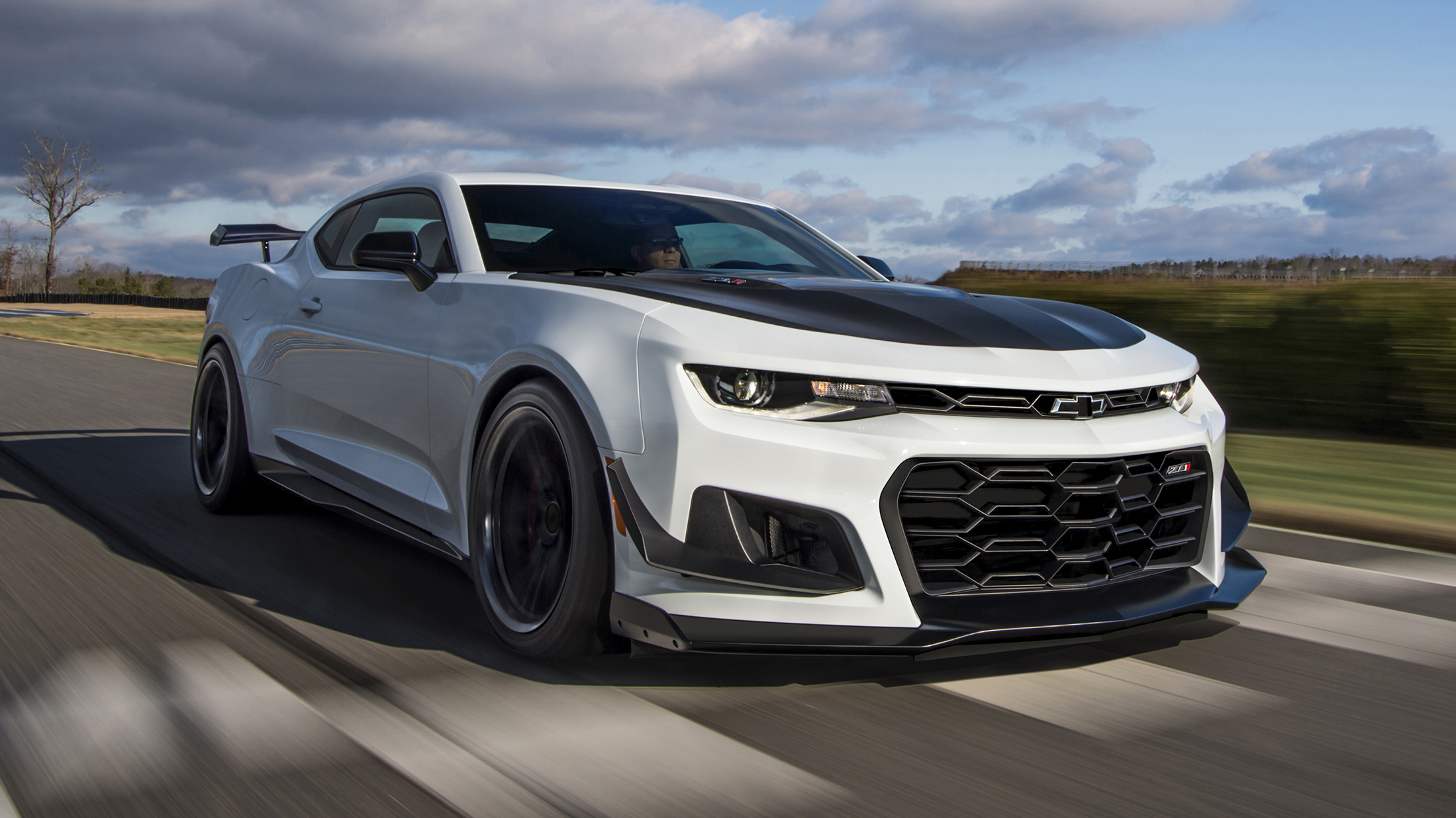 2018-chevrolet-camaro-zl1-1le frente movimento