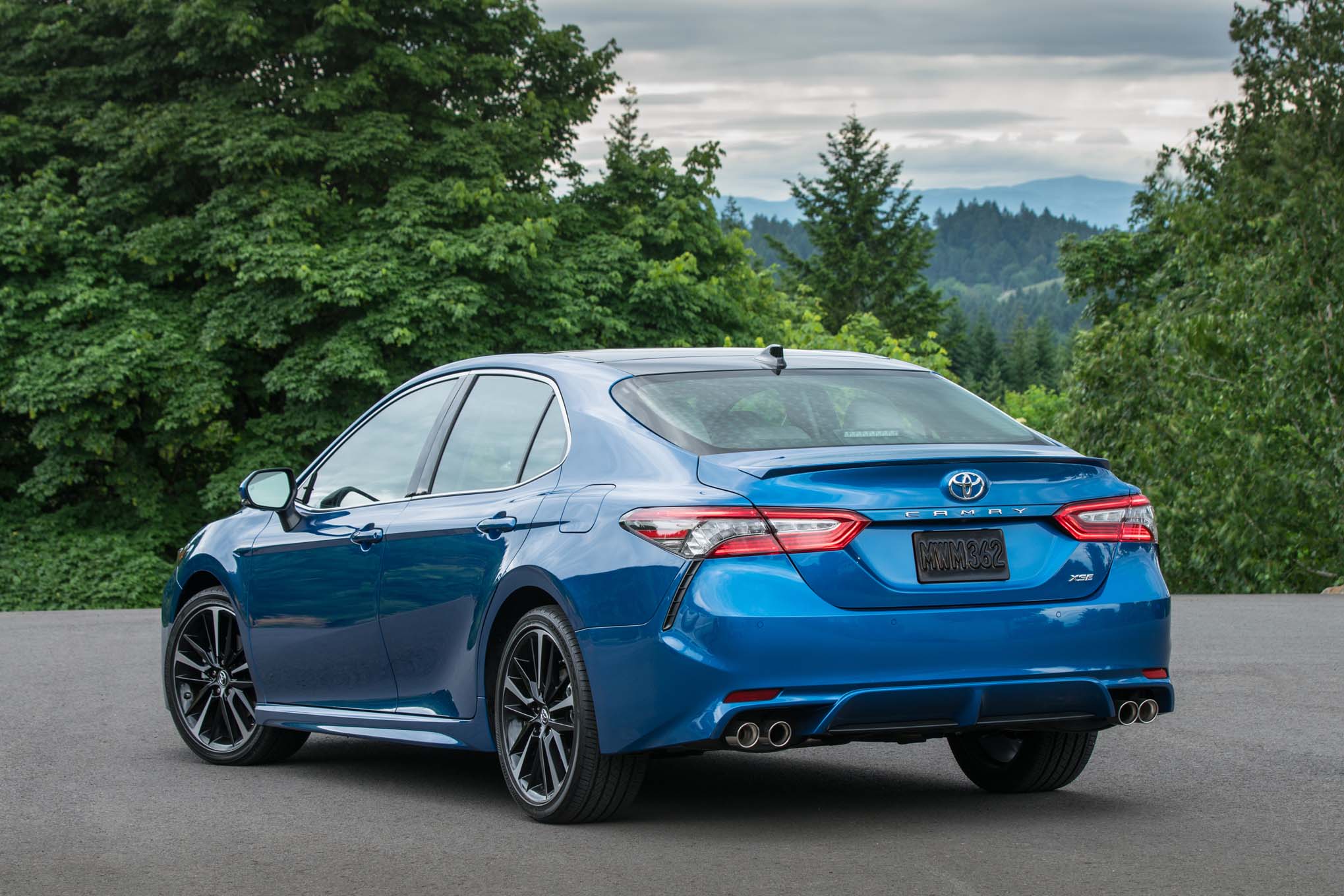 2018-toyota-camry-xse-rear-three-quarter-03