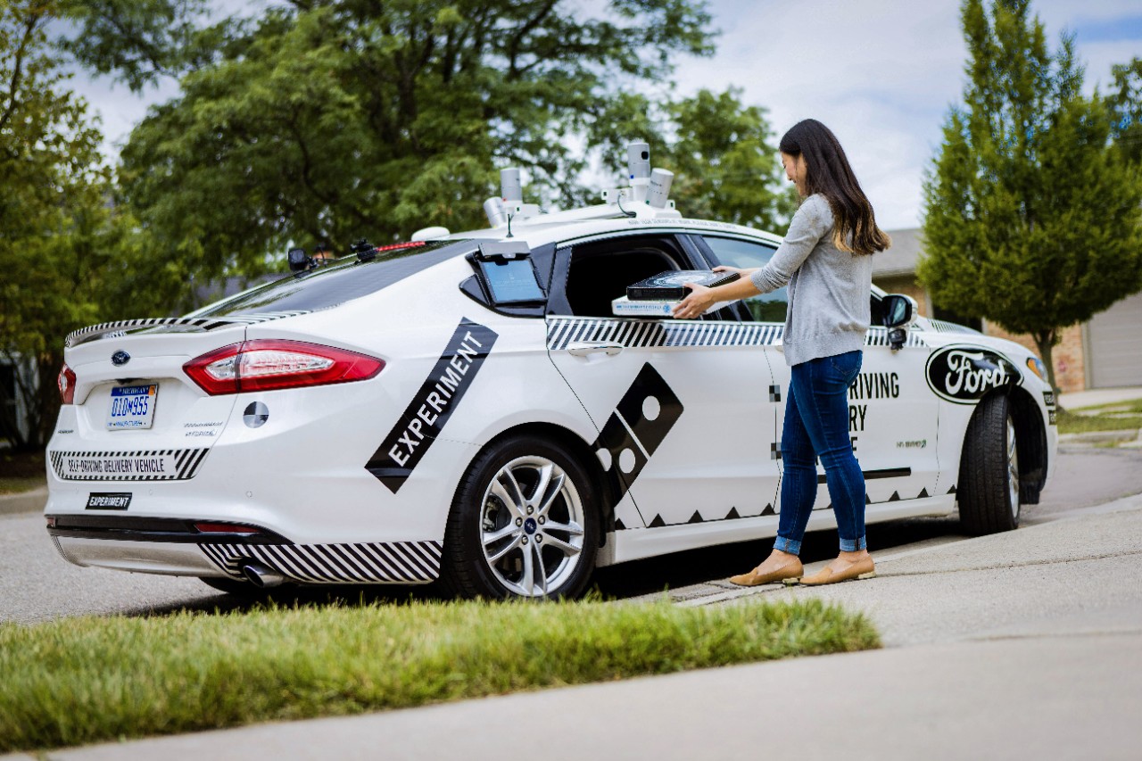 ford fusion hybrid autonomo dominos entrega pizza