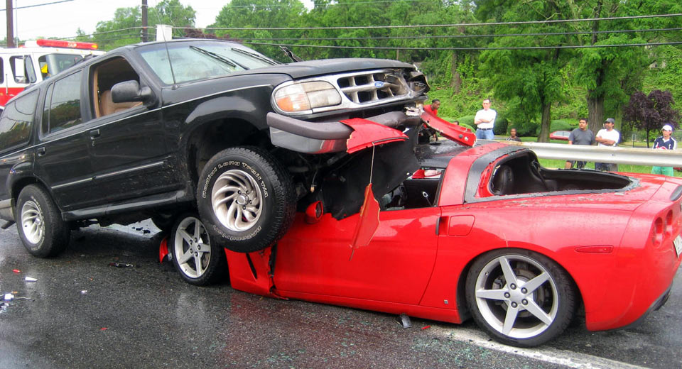 Ford Explorer engole Corvette