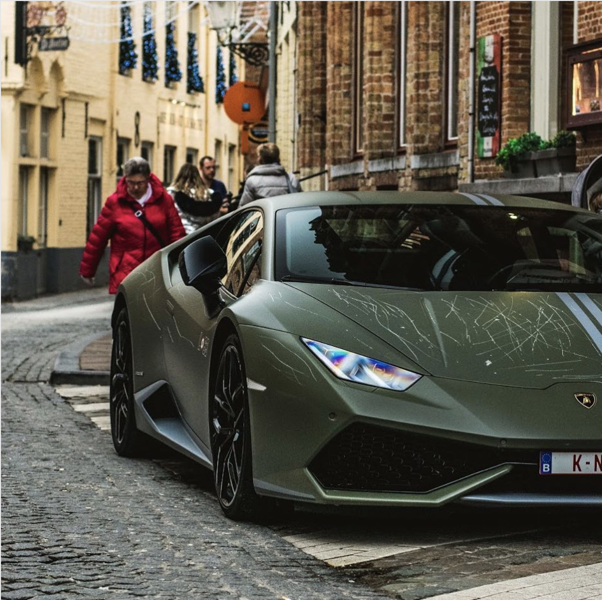 Lamborghini Huracán LP610-4 Avio riscado vandalizado estacionado na rua