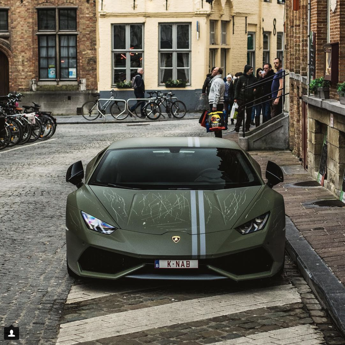 Lamborghini Huracán LP610-4 Avio riscado vandalizado estacionado na rua
