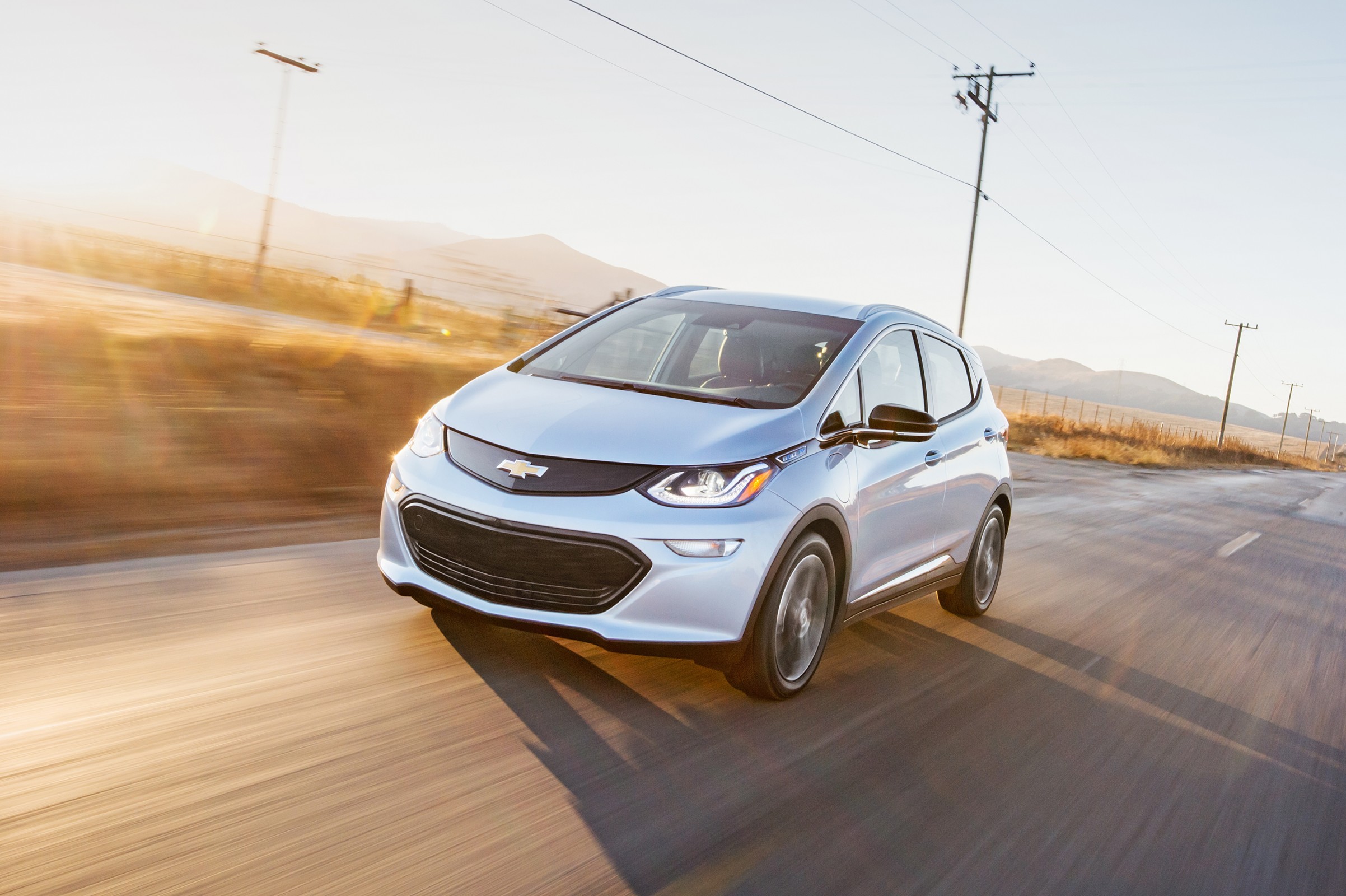 Chevrolet Bolt na cor prata em movimento na estrada