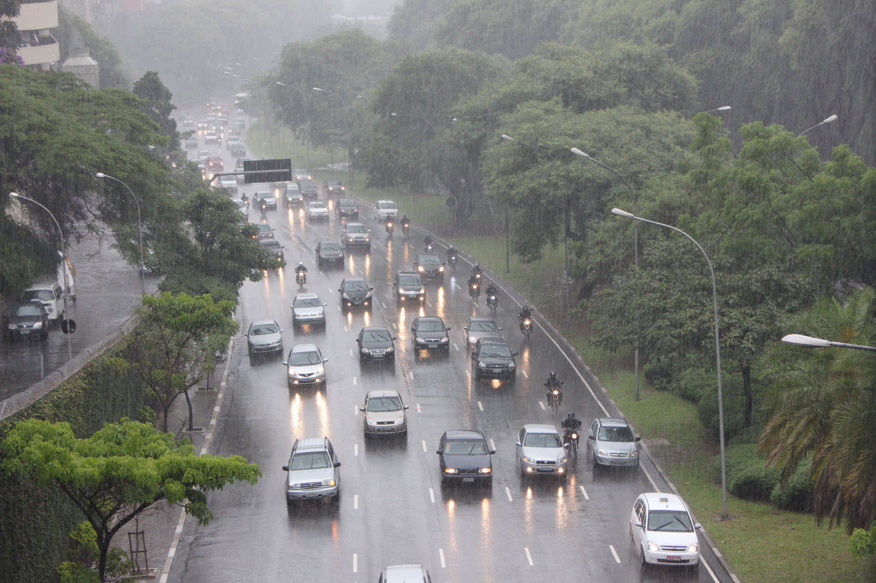 Dicas de Direção de Moto na Chuva