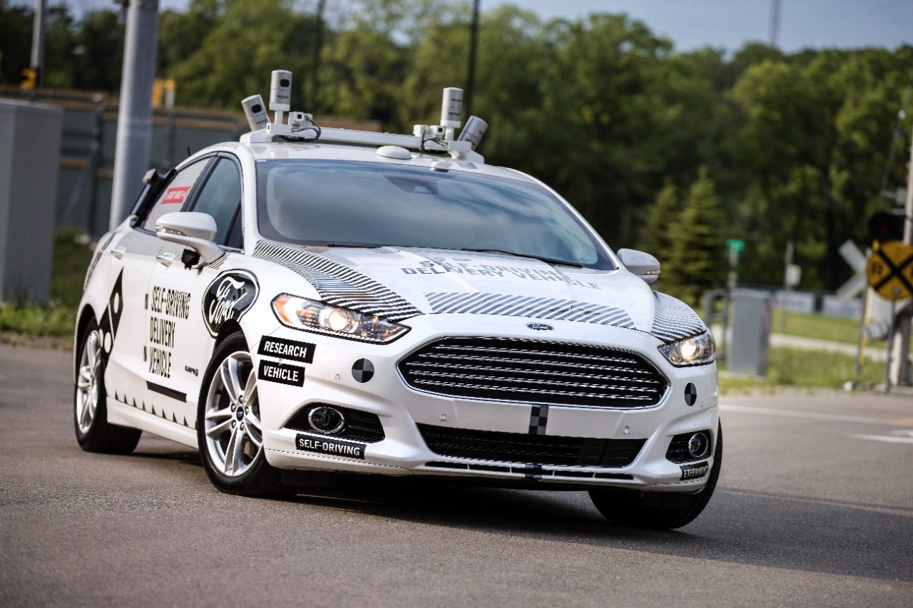 ford fusion hybrid autonomo dominos entrega pizza