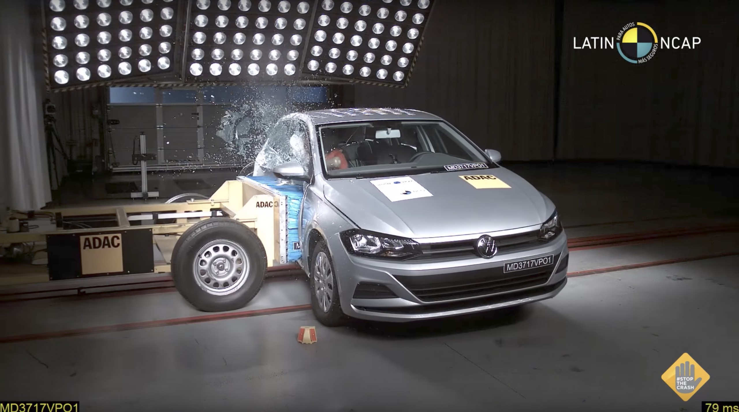 Polo recebe impacto lateral durante o teste de colisão do Latin NCAP