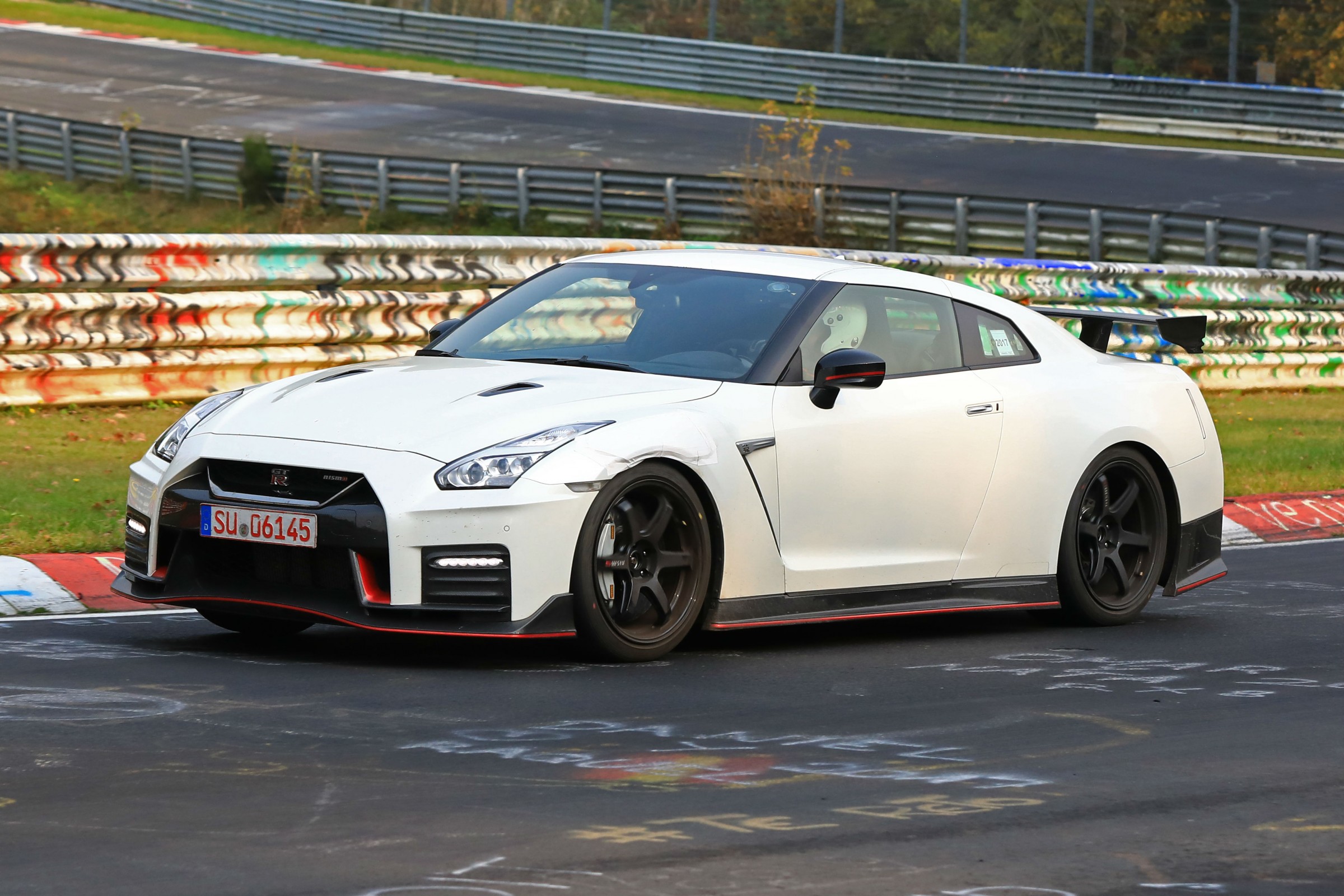 Nissan GT R Nismo flagra segredo