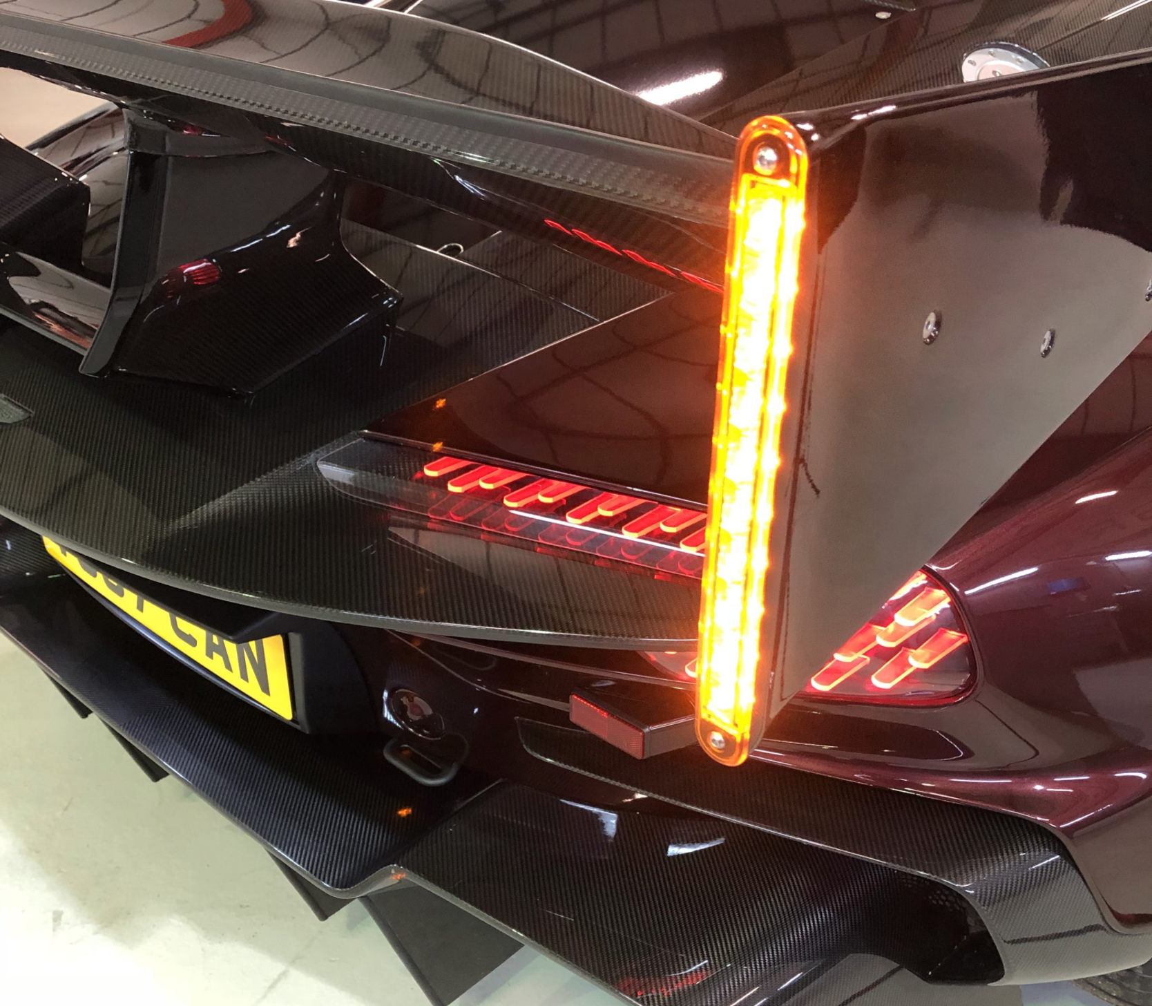 Aston Martin Vulcan modificado street legal RML Group