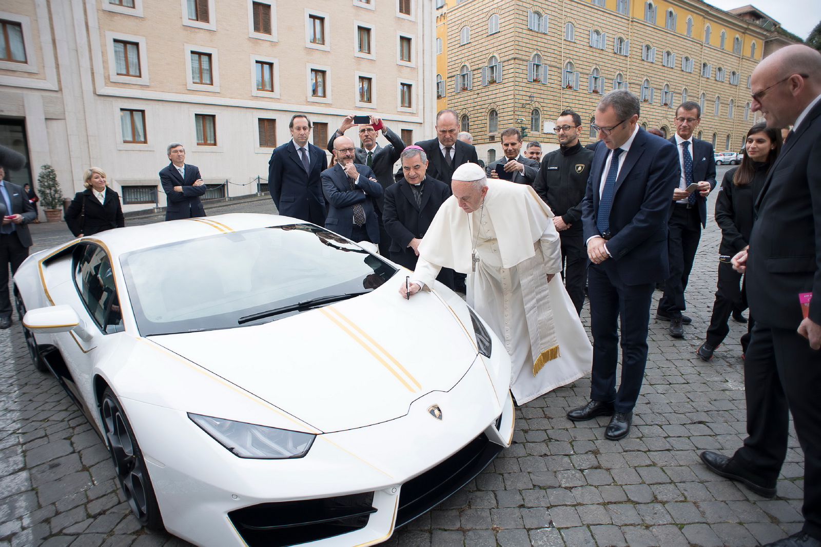 Lamborghini Hucaran RWD Papa Francisco