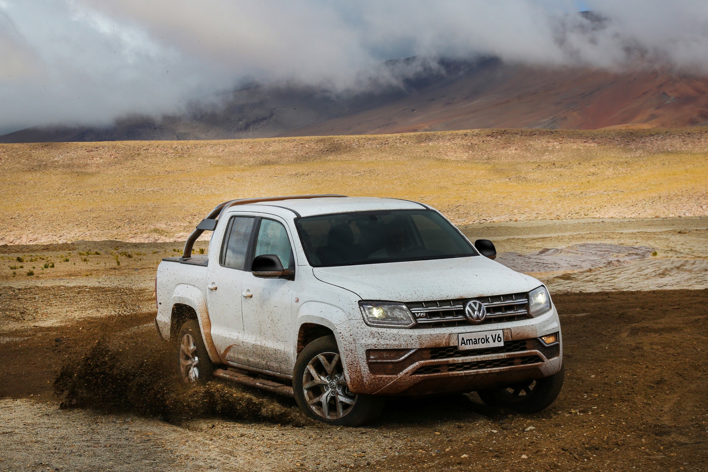 Picape Amarok V6 Highline branca fazendo drift na terra