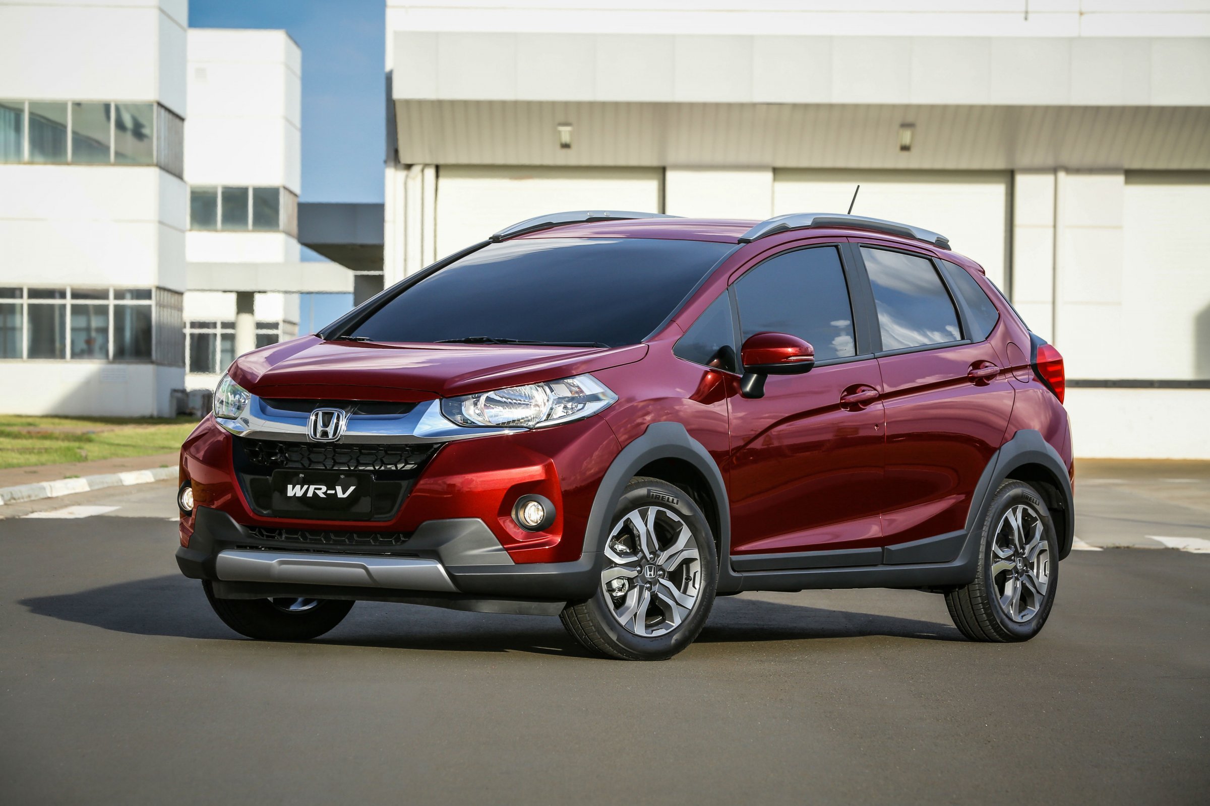 Honda WR-V vinho de frente estacionado