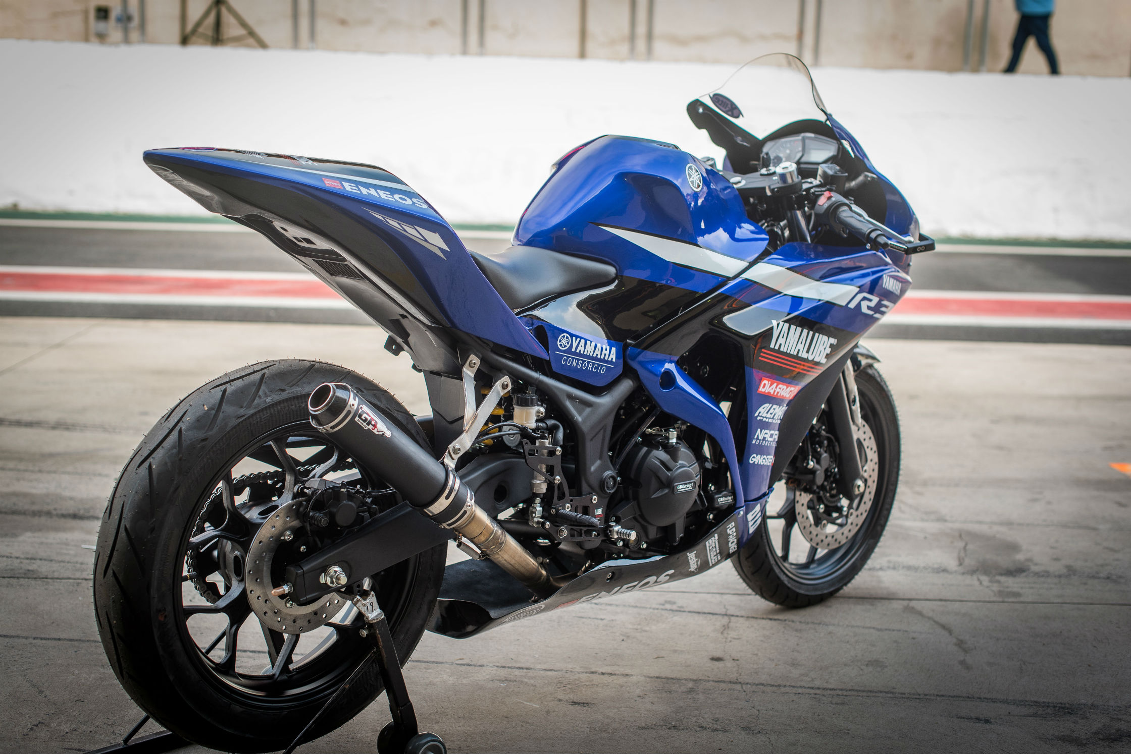 Yamaha R3 de competição