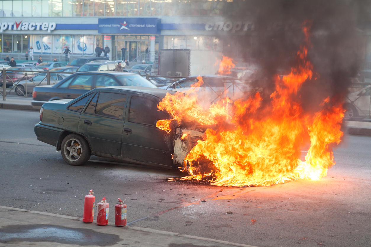 Carro pegando fogo