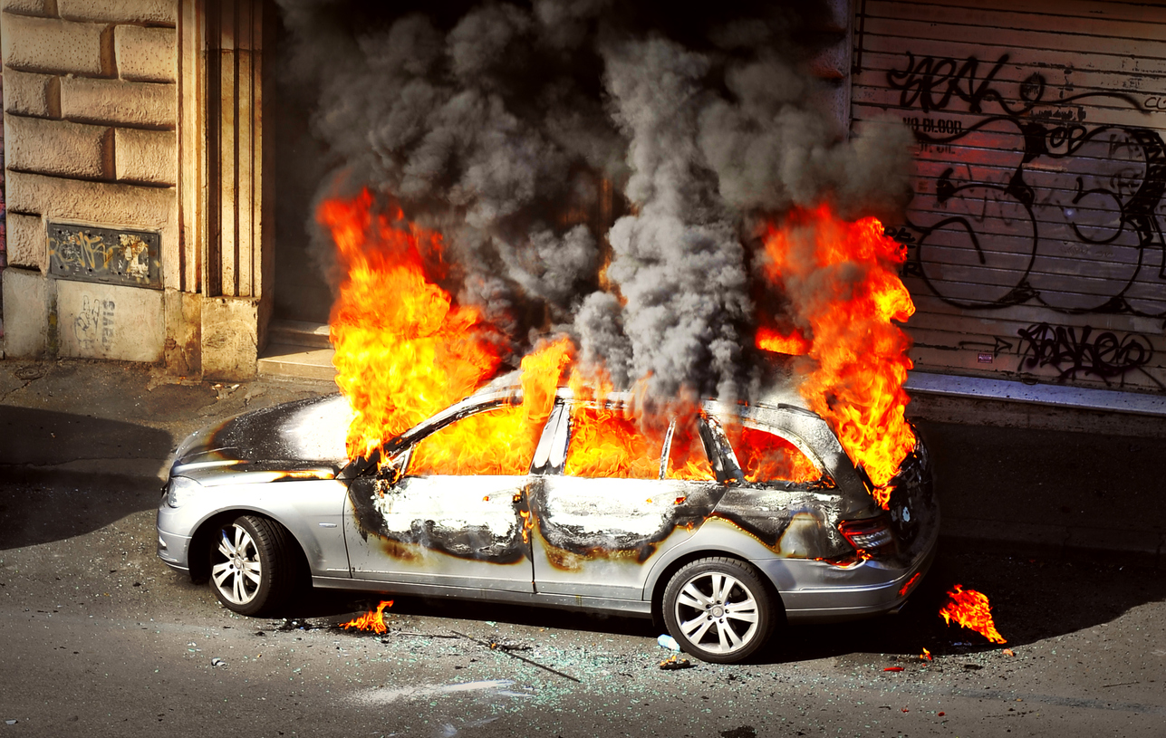 Carro pegando fogo