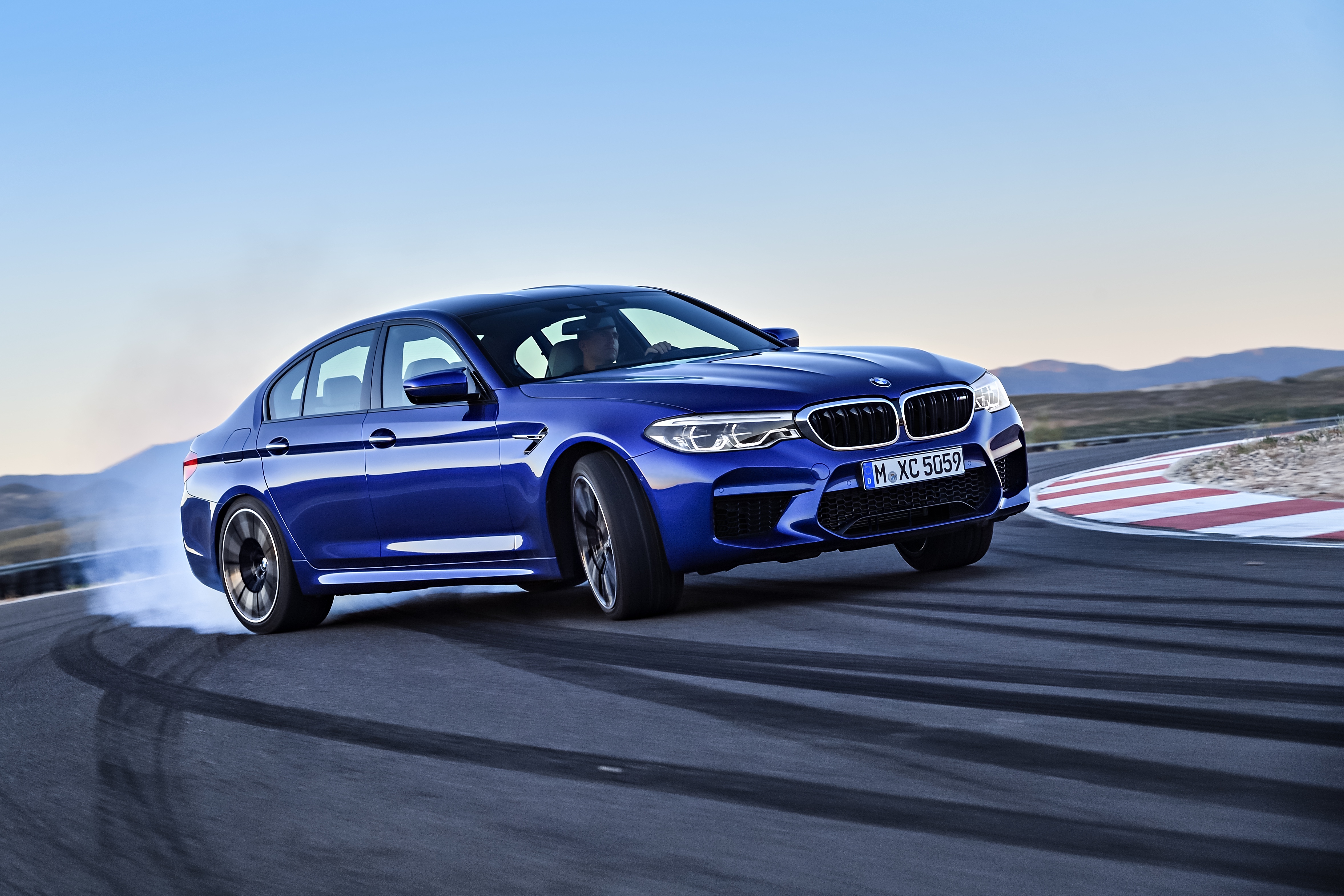 BMW M5 em movimento na cor azul