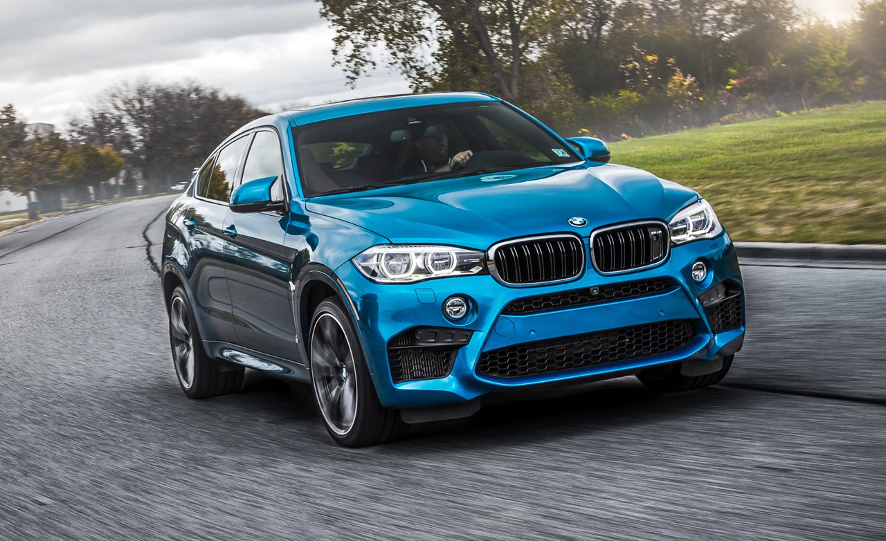 BMW X6 M na cor azul em movimento de frente