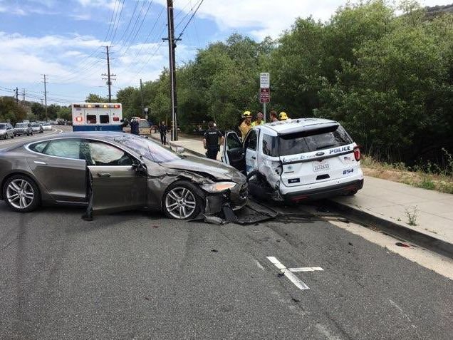 Tesla Model S bate em SUV da polícia na Califórnia