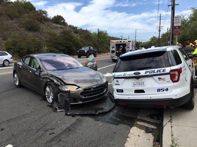 Tesla Model S bate em SUV da polícia na Califórnia
