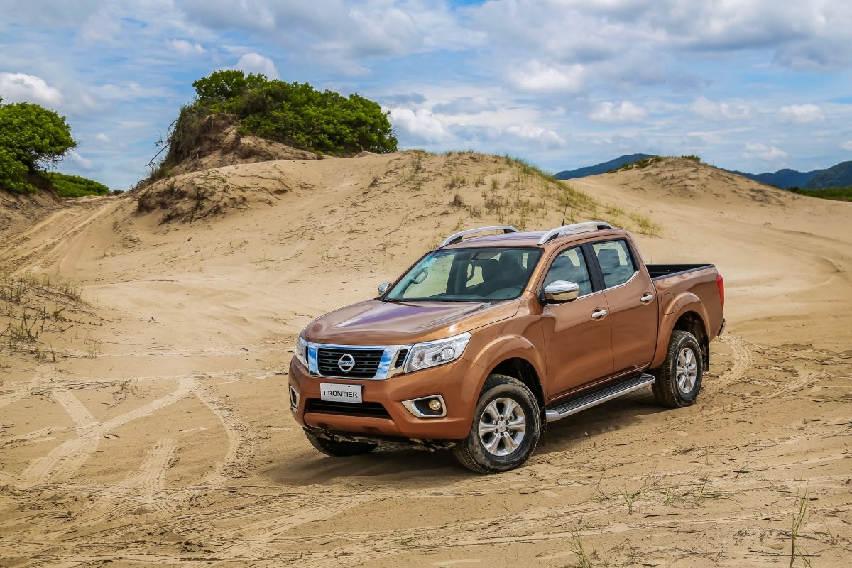 Nissan Frontier bronze na areia