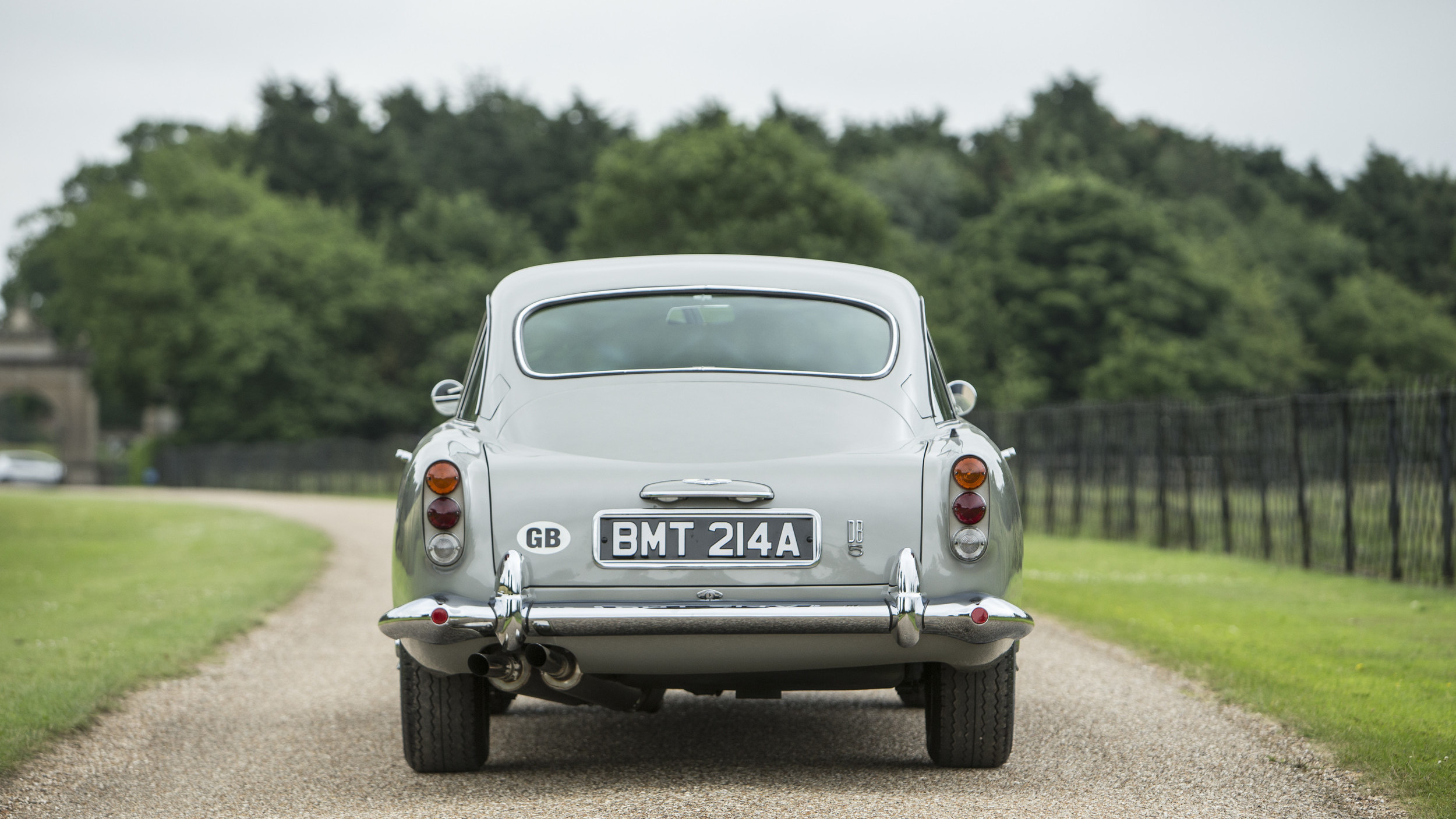Aston Martin do filme '007 Contra GoldenEye' será leiloado