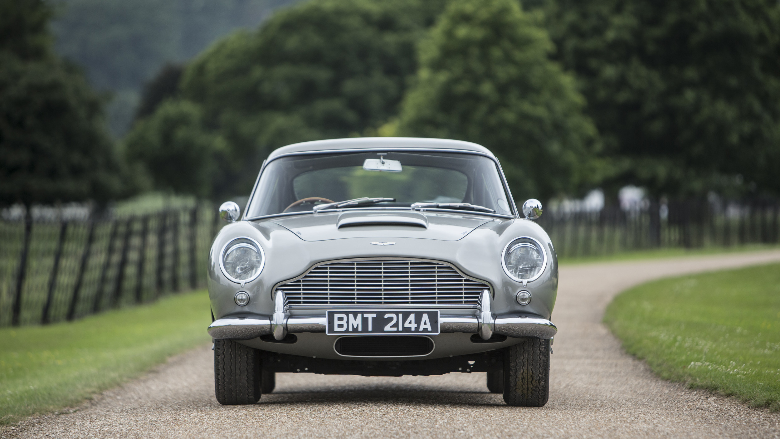 Aston Matin DB5 é o carro mais icônico da franquia '007' e apareceu pela primeira vez em '007 Contra Goldfinger', de 1964