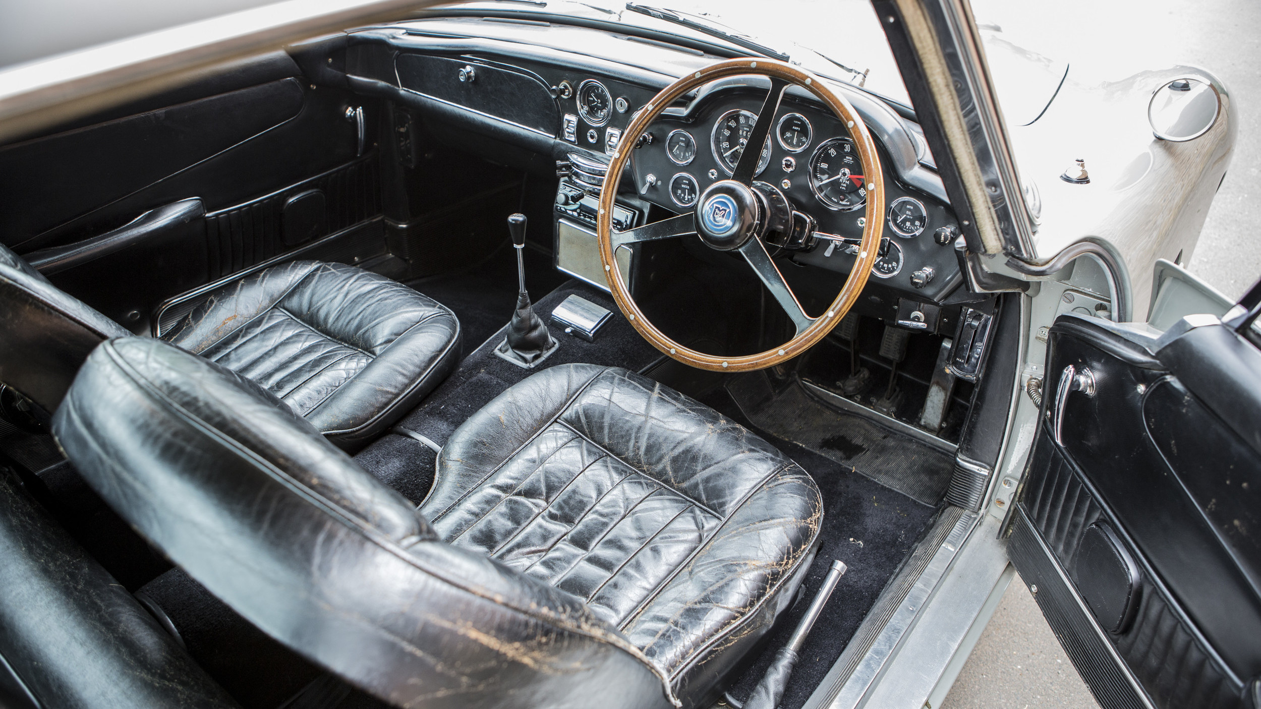 Interior do Aston Martin DB5 dirigido por Pierce Brosnan no filme de 1995