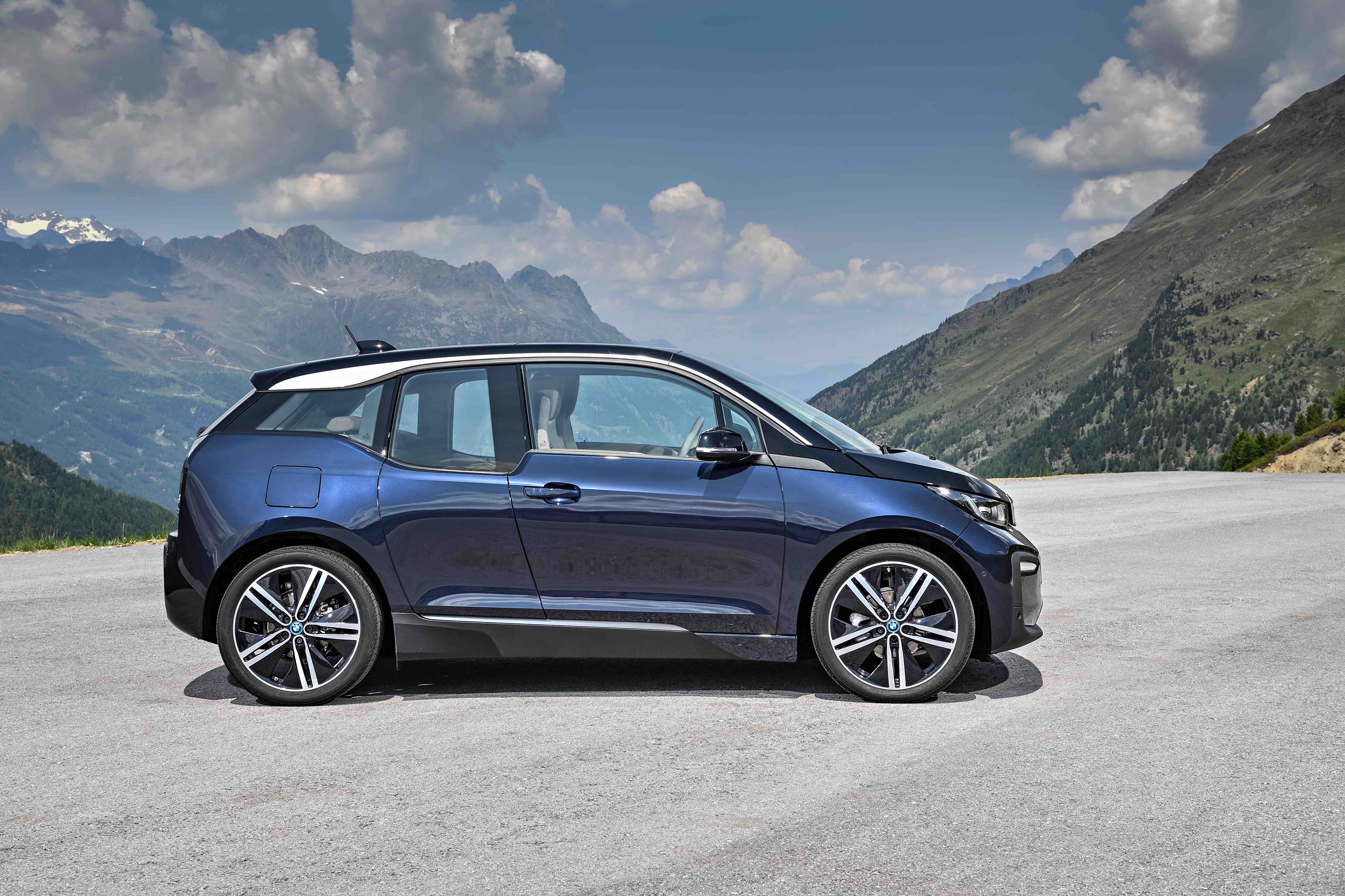 Elétrico, BMW i3 chega com visual renovado e mais autonomia