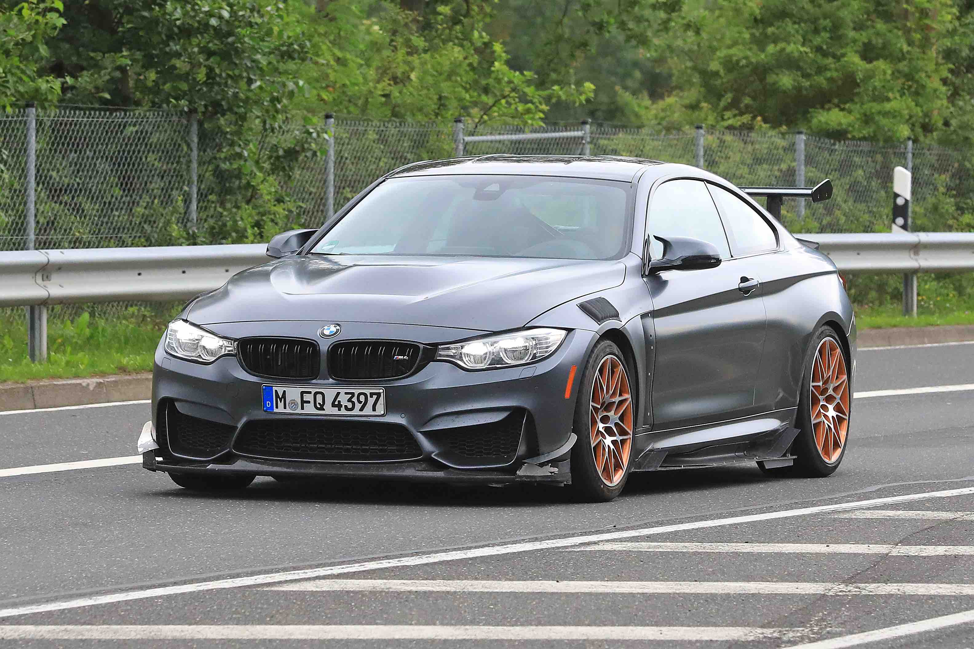 Protótipo do novo M4 GTS traz peças aerodinâmicas ainda fixadas com rebites