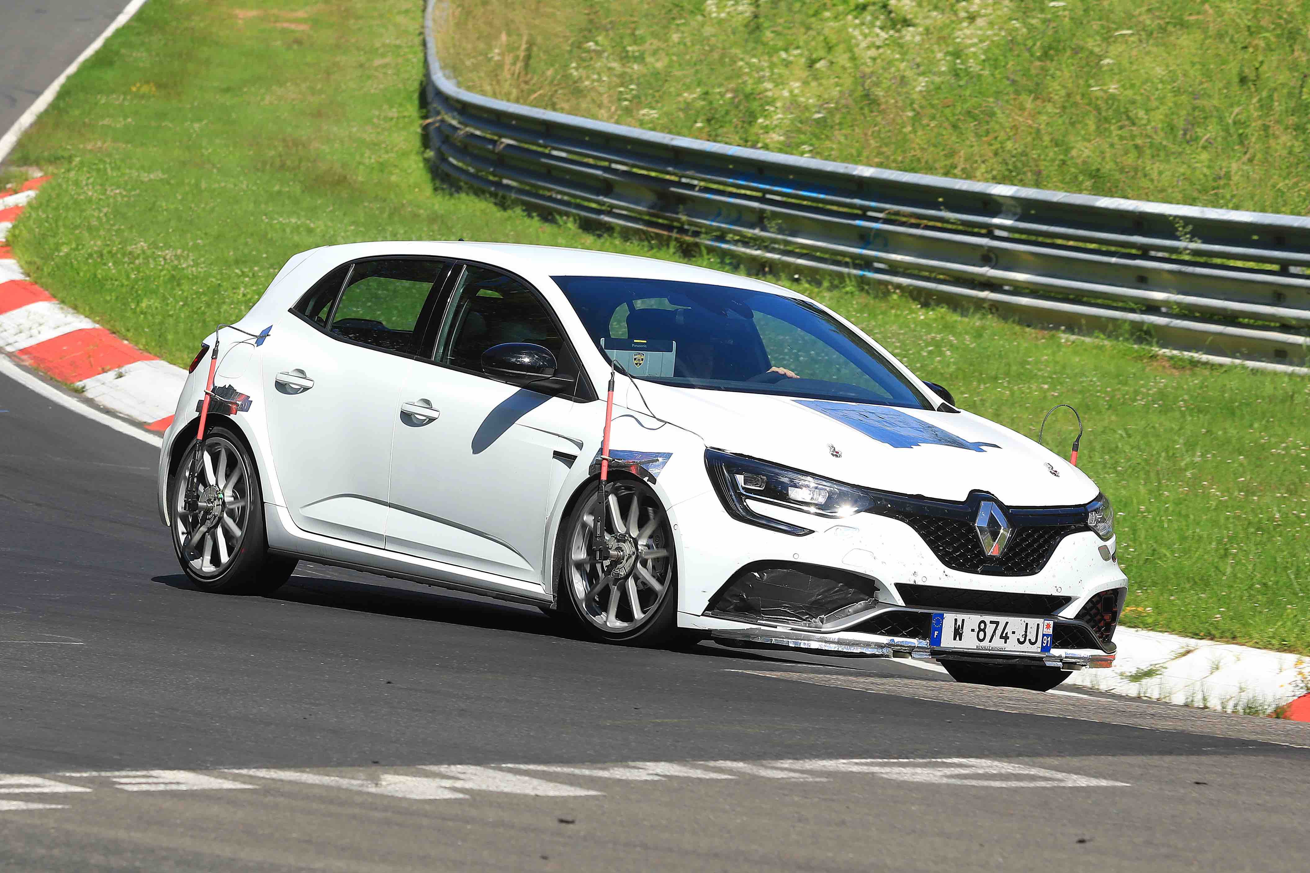 Mégane R.S. Trophy terá esterçamento das rodas traseiras, como a versão R.S. padrão