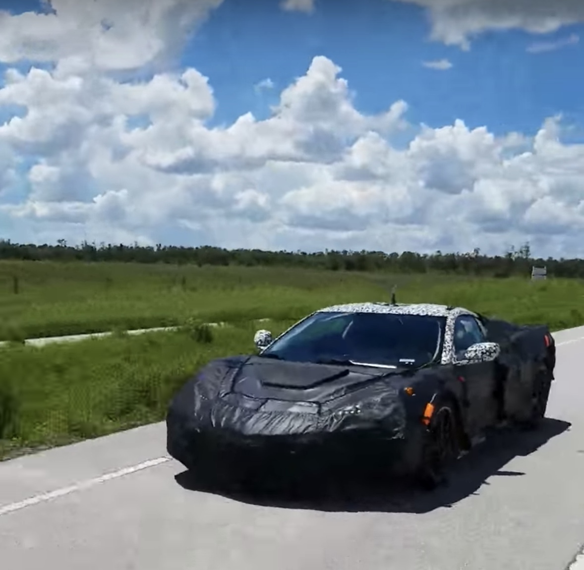 Corvette de oitava geração foi flagrado ainda com bastante camuflagem
