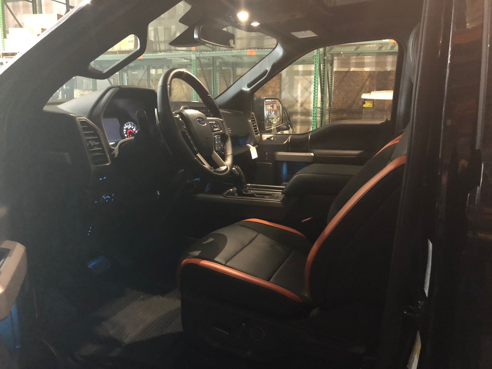 VelociRaptor tem cabine com bancos de couro preto com detalhes vermelhos e muito conforto a bordo