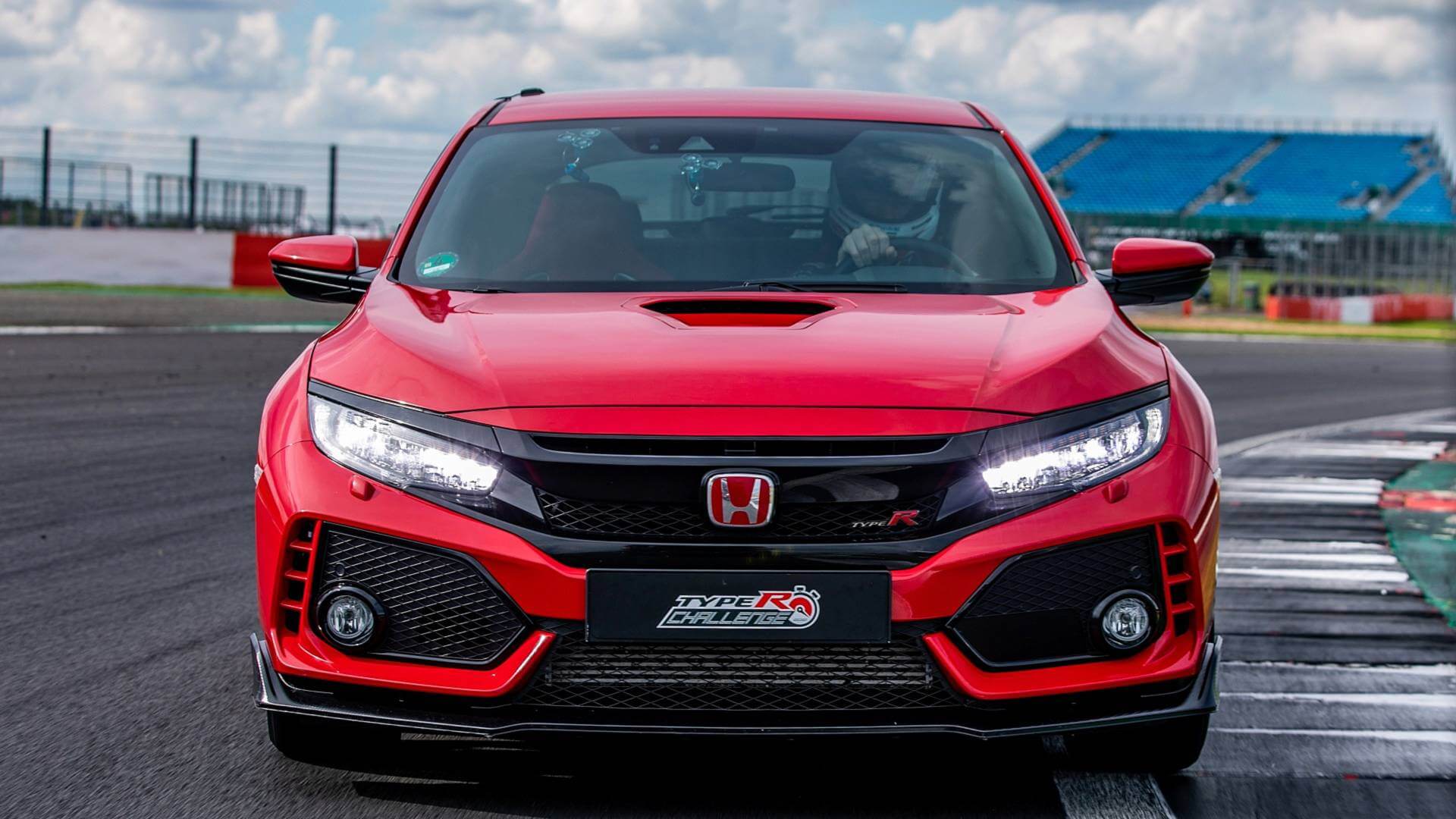 Honda Civic Type R tem suspensões esportivas e pacote aerodinâmico agressivo