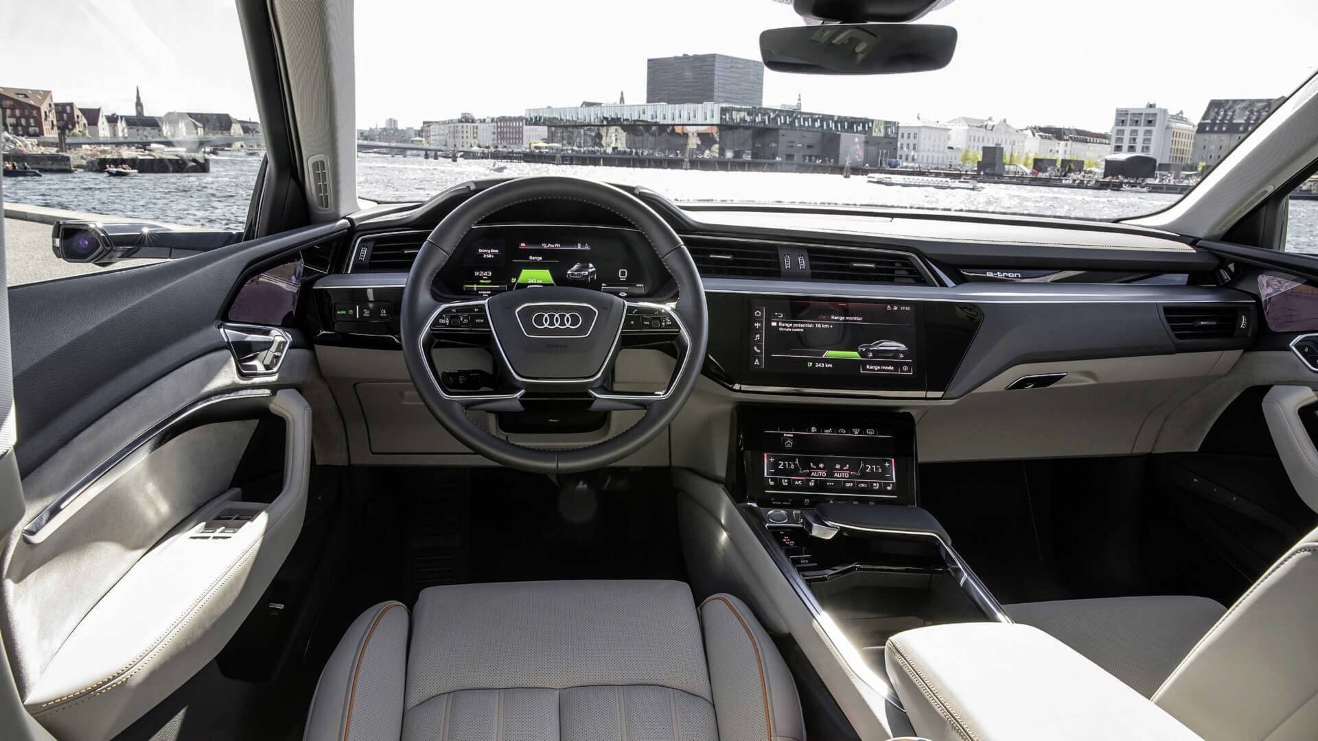 Exceto pelas telas de 7 polegadas nas portas, interior do Audi e-tron lembra bastante o do Q8